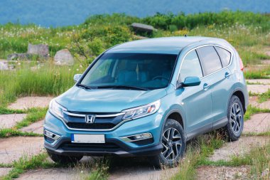 dağlarda asfalt bir platform üzerinde honda crv