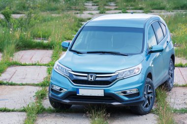 dağlarda asfalt bir platform üzerinde honda crv