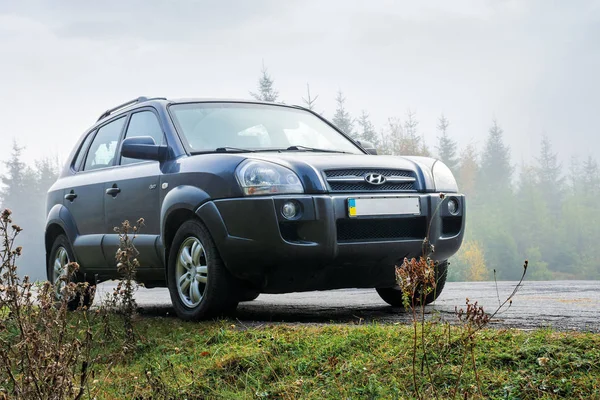 Hyundai Tucson auf der Straße in der Nähe von Wald — Stockfoto