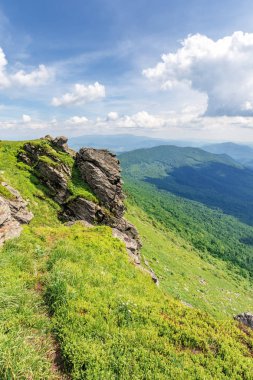 bir dağın kenarından yol
