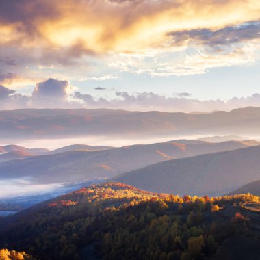 Dağlarda gün doğumu