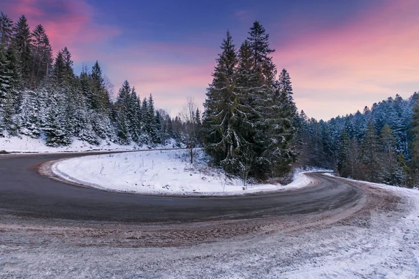 Prázdná serpentinská silnice v horách — Stock fotografie