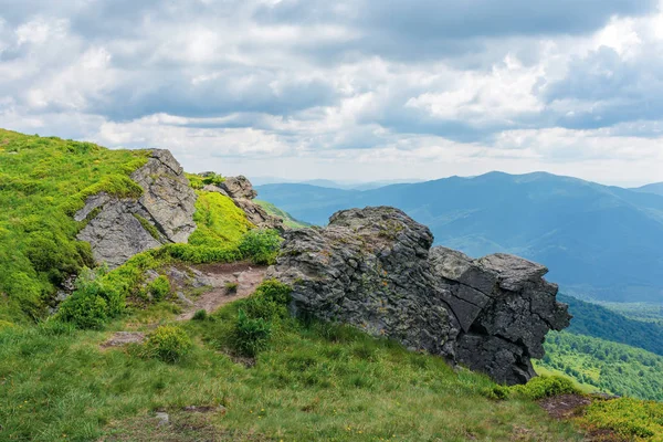 Rock on the edge of a hill — Stock Photo, Image