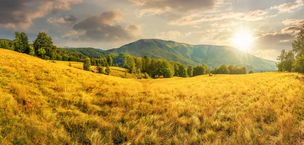 Spätsommerliche Sonnenuntergangslandschaft in den Bergen — Stockfoto