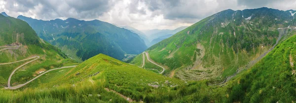 Panorama del camino serpentino transfagarasano — Foto de Stock