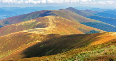 ufukta uzaklara yuvarlanan dağ sırası