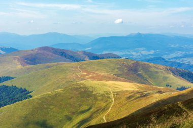 ufukta uzaklara yuvarlanan dağ sırası