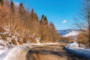 dağlarda serpantin yolu