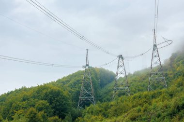 yüksek gerilim enerji hatları dağlarda kule