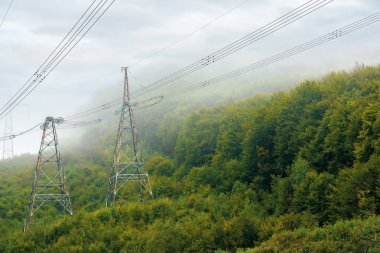 yüksek gerilim enerji hatları dağlarda kule
