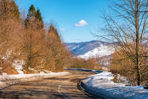 Dağlarda serpantin yolu — Stok fotoğraf