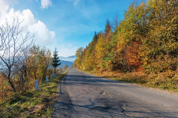 Alte rissige Asphaltstraße in den Bergen — Stockfoto