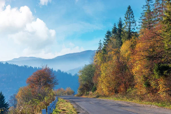 Dağlarda eski kırık asfalt yol — Stok fotoğraf