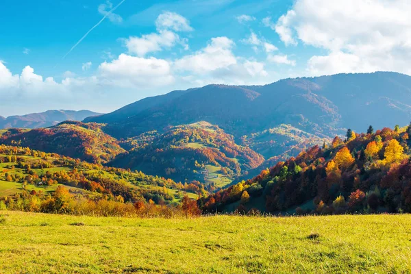 Wonderful autumn afternoon in mountains — Stock Photo, Image