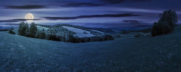 夜のパノラマの山の風景 — ストック写真