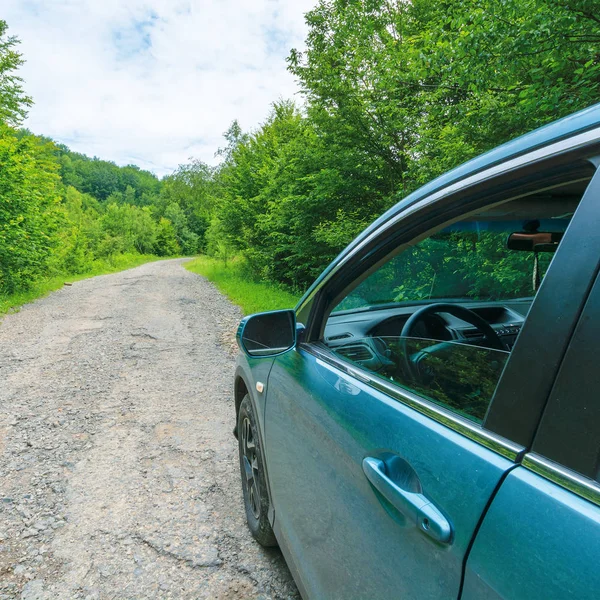 Suv na antiga estrada da floresta — Fotografia de Stock