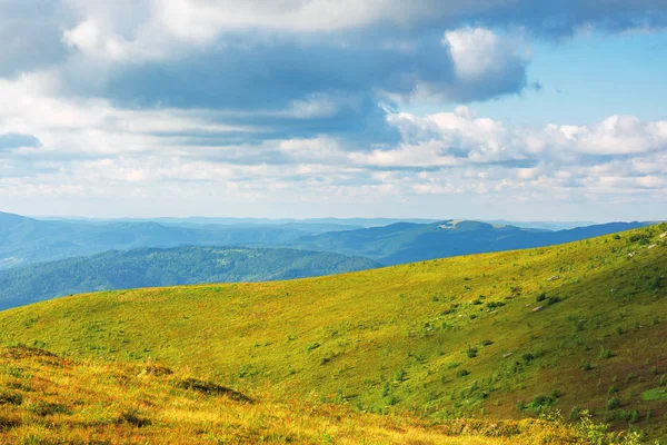 Schöne Landschaft der Karpaten — Stockfoto