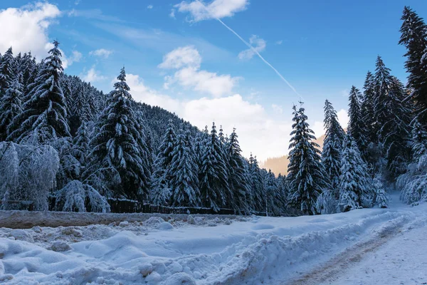 Bela paisagem de inverno nas montanhas — Fotografia de Stock