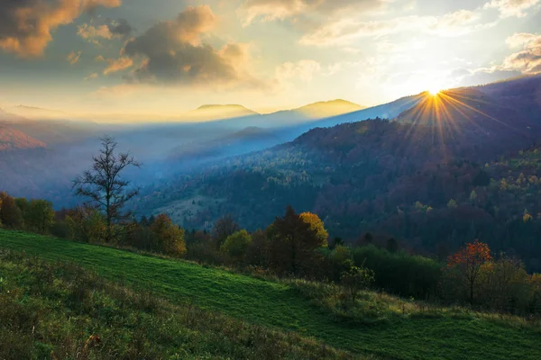 Incroyable lever de soleil brumeux en automne — Photo