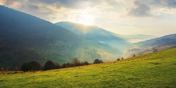 Stupenda bellissima zona rurale all'alba — Foto Stock