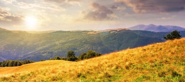 Gün batımında güzel dağ manzarası