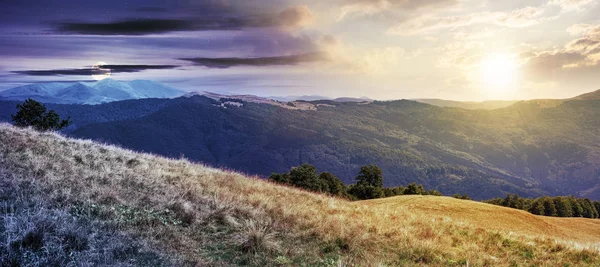 Bellissimo paesaggio di montagna tempo cambiamento concetto — Foto Stock