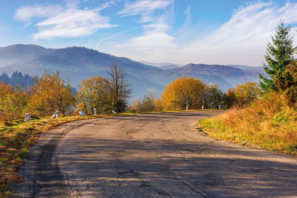 Old serpentine road in mountains — Stock Photo, Image