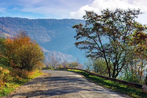 Vecchia strada serpentina in montagna — Foto Stock