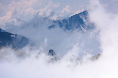 dağlarda bulutların çarpıcı sahne