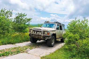 asfalt dağ yolunda eski off road araç