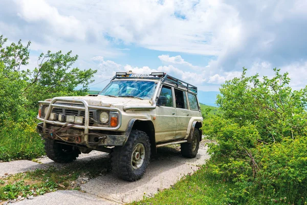 Vieux véhicule hors route sur la route de montagne pavée — Photo