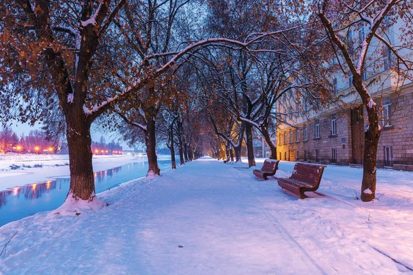 Uzhgorod Stadt in der Morgendämmerung im Winter — Stockfoto