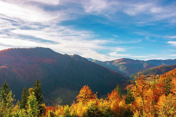 Wspaniały widok na Rumunię górski krajobraz — Zdjęcie stockowe