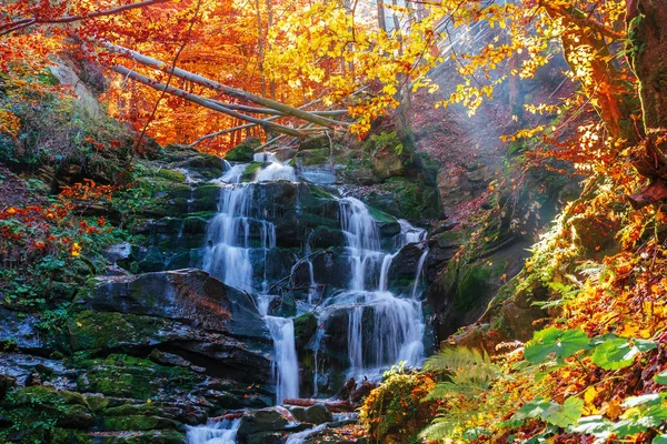 Beautiful autumn scenery near the waterfall shypot — Stock Photo, Image