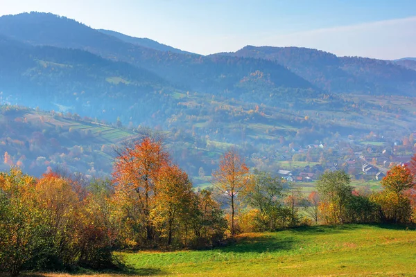 Bergige Landschaft an einem sonnigen Herbsttag — Stockfoto