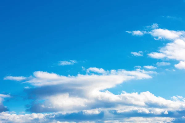 Pluizige wolken aan de azuurblauwe winterhemel — Stockfoto