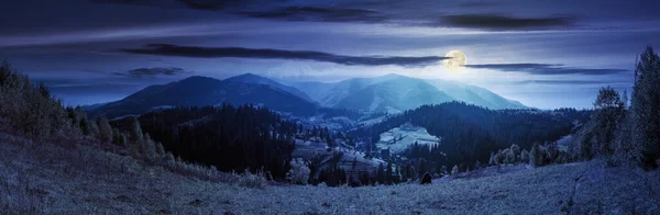 Panorama över en bergsrygg på natten — Stockfoto