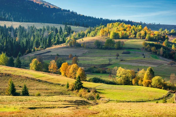 Sonnige herbstliche ländliche Landschaft in den Bergen — Stockfoto