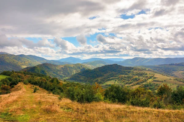 Hermoso campo de otoño con colinas boscosas — Foto de Stock