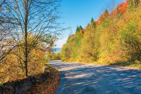 Serpentine winding down the hill — Stock Photo, Image