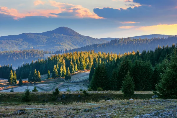 Όμορφο ορεινό τοπίο στην ανατολή του ηλίου το φθινόπωρο — Φωτογραφία Αρχείου