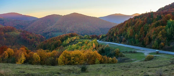 Prachtig landschap in de bergen in de schemering — Stockfoto