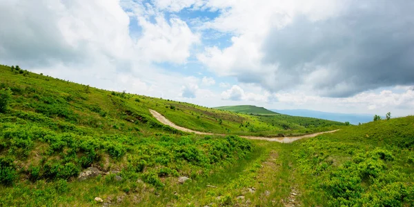 Caminho Através Paisagem Montanha Estrada Através Colinas Verdes Tempo Nublado — Fotografia de Stock