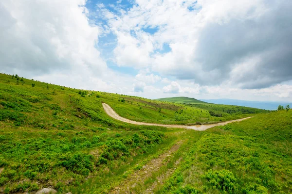 Pad Door Berglandschap Weg Door Groene Glooiende Heuvels Bewolkt Weer — Stockfoto