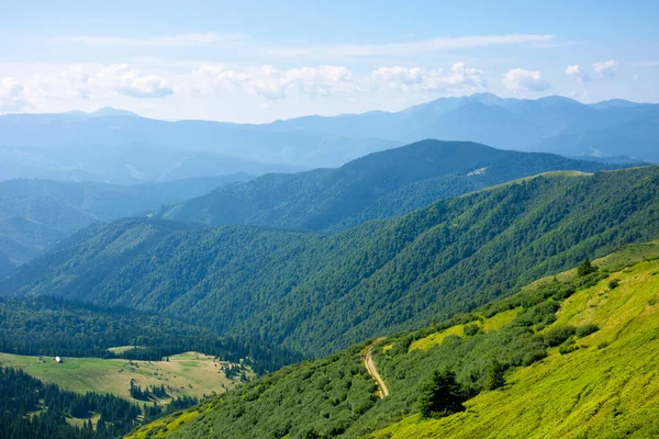 Letní Horská Krajina Zelené Kopce Valí Dálky Nadýchané Mraky Modré — Stock fotografie