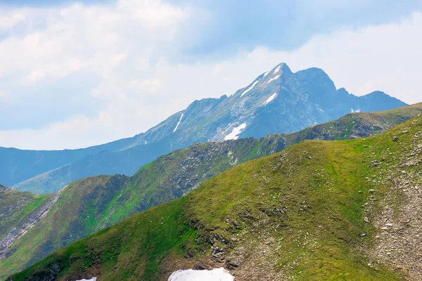 Impresionante Paisaje Altas Montañas Romania Hierba Manchas Nieve Las Laderas —  Fotos de Stock
