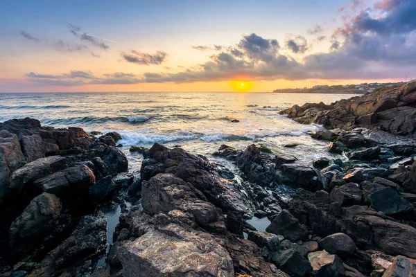 Playa Del Mar Atardecer Maravilloso Paisaje Con Piedras Agua Hermosas —  Fotos de Stock