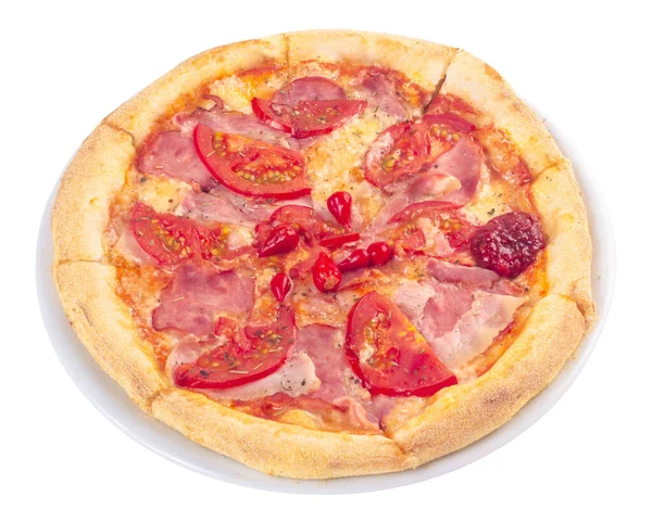 美味的自制比萨饼与西红柿和火腿在白盘上 意大利食物在白色背景上被隔离 从上往下看 — 图库照片