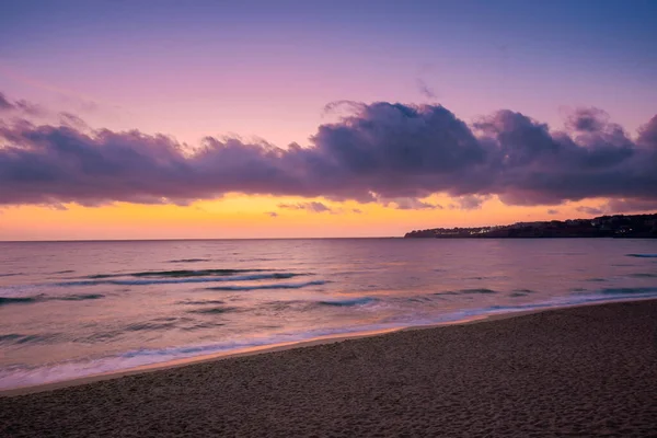日落时的海景 紫色黄昏的沙滩上美丽的风景 浪涌上海岸 天空中地平线上的云彩 — 图库照片