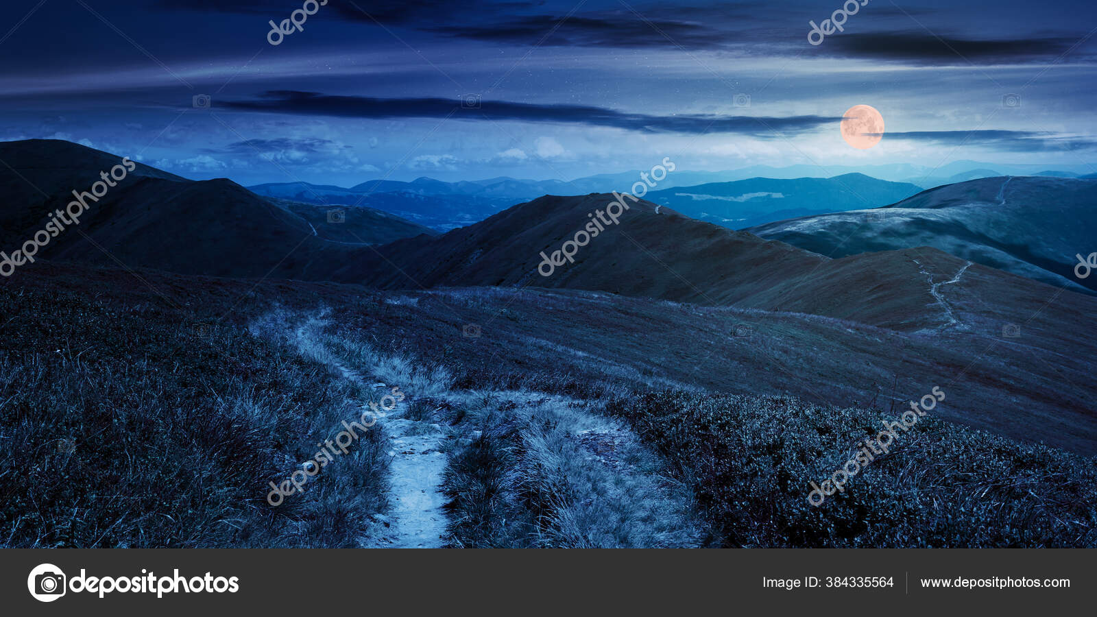 Jalur Melalui Pegunungan Malam Hari Rumput Bukit Bukit Dan Lereng Stok Foto C Pellinni 384335564